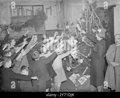 Kinder genießen eine Weihnachtsfeier. 1940 Stockfoto