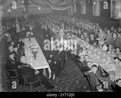 Kinder genießen eine Weihnachtsfeier. 1940 Stockfoto