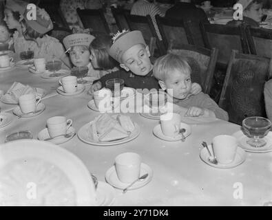 Kinder genießen eine Weihnachtsfeier. 1940 Stockfoto