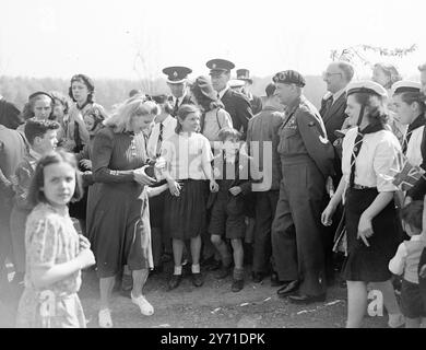 "MONTY ' S PLAYGROUND" FEIERT DAS V-DAY-JUBILÄUM Fild Marshal VISCOUNT MONTGOMERY feierte heute den dritten Jahrestag von V-Day , indem er einen der größten Spielplätze Londons eröffnete - den neuen Paddington Recreation Ground. DAS BILD ZEIGT: "Ich BRINGE DICH INS BILD" Felder Marshal VISCOUNT MONTGOMERY zeigt sein "bestes Lächeln", als ein jugendlicher Kamerafans ihn heute beim neu eröffneten Paddington Recreation Grond schnappt. Mai 1948 Stockfoto