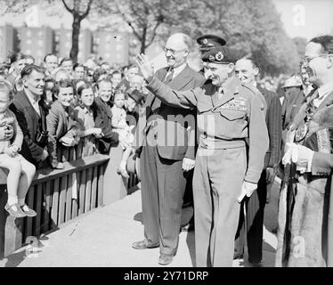 "MONTY ' S PLAYGROUND" FEIERT DAS V-DAY-JUBILÄUM Fild Marshal VISCOUNT MONTGOMERY feierte heute den dritten Jahrestag von V-Day , indem er einen der größten Spielplätze Londons eröffnete - den neuen Paddington Recreation Ground. DAS BILD ZEIGT: "Ich BRINGE DICH INS BILD" Felder Marshal VISCOUNT MONTGOMERY zeigt sein "bestes Lächeln", als ein jugendlicher Kamerafans ihn heute beim neu eröffneten Paddington Recreation Grond schnappt. Mai 1948 Stockfoto