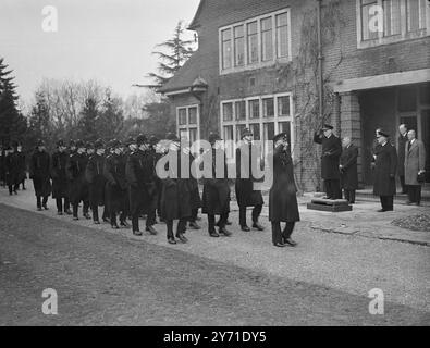 Die British RAILWAYS POLICE TRAINING School in St. Cross. Walton-on-the-Hill, Tadworth, Surrey, wurde heute (Freitag) von Lieut-Colonel Sir Hugh Turnball, Commissioner of Police, City of London, offiziell als Wohnschule eröffnet. - DAS BILD ZEIGT: Die Polizeiparade führte an Lieut-Colonel Sir Hugh Turnball, Commissioner of Police, City of London. - 17. Dezember 1948 Stockfoto