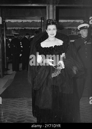 HAMLETT ROYAL FILMPREMIERE. Ihre Majesties der KÖNIG UND DIE KÖNIGIN nahmen an der Uraufführung von Sir Laurence Oliviers Filmversion von ' HAMLET' an diesem Abend im Odeon, Leicester Square, London Teil. Der Film, der zwei Städte 500.000 Pfund kostete, wurde von Sir Laurence produziert und Regie geführt, der die Titelrolle spielt. Es hat das Studio von Denham sechs Monate besetzt, während der Herstellung. DAS BILD ZEIGT:- MISS EILEEN HERLIE, die "Queen Gertrude" im Film spielt, trägt ein schwarzes Samtkleid mit Pilzeffekt für die Premiere dieses Abends. Dunkle Verhüllung abgeschlossen Stockfoto