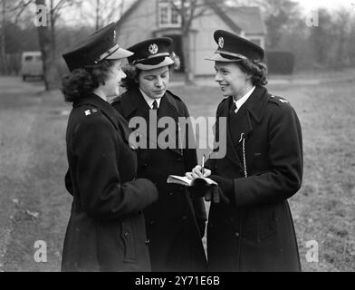 Die British RAILWAYS POLICE TRAINING School in St. Cross. Walton-on-the-Hill, Tadworth, Surrey, wurde heute (Freitag) von Lieut-Colonel Sir Hugh Turnball, Commissioner of Police, City of London, offiziell als Wohnschule eröffnet. DAS BILD ZEIGT: Drei neue Rekruten von Polizisten bei der Eröffnung der neuen Eisenbahnpolizeischule (Fr). 17. Dezember 1948 Stockfoto