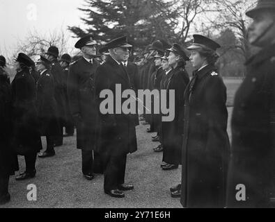 Die British RAILWAYS POLICE TRAINING School in St. Cross. Walton-on-the-Hill, Tadworth, Surrey, wurde heute (Freitag) von Lieut-Colonel Sir Hugh Turnball, Commissioner of Police, City of London, offiziell als Wohnschule eröffnet. DAS BILD ZEIGT: Sir HUGH TURNBULL unterhält sich mit einer Polizistin während seiner Inspektion des neuen Eisenbahnpolizeitrainingszentrums in Surrey, das er heute eröffnet hat. 17. Dezember 1948 Stockfoto