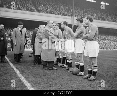 SCHWEIZ VERUS ENGLAND POST PONED FOOTBALL INTERNATIONAL das wegen Nebelwetters aufgeschobene Internationale Fußballspiel zwischen der Schweiz und England fand auf dem Arsenal's Ground in Highbury in London statt . Die Schweiz , die bereits das einzige Land ist , das in den letzten zweieinhalb Jahren England im Fußball besiegt hat , wird, wenn sie gewinnen , die erste kontinentale Mannschaft sein , die England in diesem Land je besiegt hat . BILD HSOWS;- der Schweizer Minister in London , PAUL RUEGGER , schüttelt vor dem Start des Internationalen Spiels in Highbury die Hände mit Mitgliedern der Schweizer Mannschaft . Stockfoto