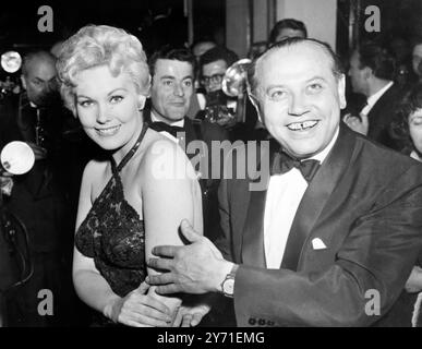 Die blonde US-amerikanische Filmschauspielerin Kim Novak wird von Nick Perry, dem Abgesandten von Columbia Pictures, begleitet, als sie für die erste Nacht des französischen Films Marie Antoinette, Frankreichs Beitrag zum Internationalen Filmfestival in Cannes, Frankreich, eintrifft. 25. April 1956 Stockfoto