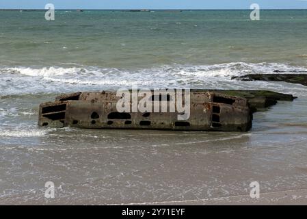 Nahaufnahme der Überreste der Mulberry Harbour Caissons am Strand von Arromanches-les-Bains, Normandie, Frankreich Stockfoto