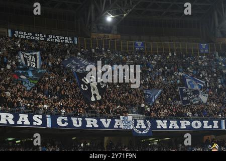 Neapel, Italien. September 2024. Anhänger des SSC Napoli während des Coppa Italia Spiels zwischen SSC Napoli und Palermo FC im Stadio Diego Armando Maradona Neapel Italien am 26. September 2024. Franco Romano/Alamy Live News Stockfoto