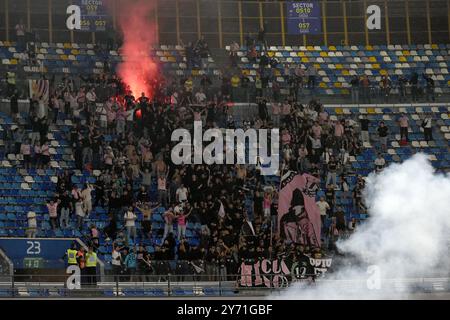 Neapel, Italien. September 2024. Anhänger des Palermo FC während des Spiels Coppa Italia zwischen SSC Napoli und Palermo FC im Stadio Diego Armando Maradona Neapel Italien am 26. September 2024. Franco Romano/Alamy Live News Stockfoto