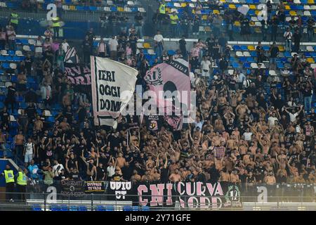 Neapel, Italien. September 2024. Anhänger des Palermo FC während des Spiels Coppa Italia zwischen SSC Napoli und Palermo FC im Stadio Diego Armando Maradona Neapel Italien am 26. September 2024. Franco Romano/Alamy Live News Stockfoto