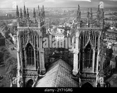 Die Restaurierung des York Minster-Projekts ist im Gange. Die Stadt York liegt unter dem majestätischen York Minster, von wo aus dieses Bild entstand. Im Vordergrund befinden sich der Südwestturm (links) und der Nordwestturm. Ihr Mauerwerk ist verrottet und das Wetter ist besiegt, und vieles davon muss ersetzt werden. Oktober 1952 Stockfoto