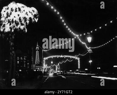 Blackpool - Stadt des Lichts 6. September 1951 Ein Baum aus Licht, ein leuchtender Bogen und (im Hintergrund) der berühmte Turm, der den Himmel sondiert, tragen dazu bei, die Nacht in einen Aufruhr glühender Schönheit in Blackpool zu verwandeln, wo die spektakuläre Beleuchtung eingeschaltet wurde Stockfoto