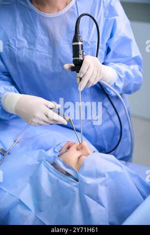 Der Klinikspezialist verwendet während einer Operation spezielle Instrumente Stockfoto