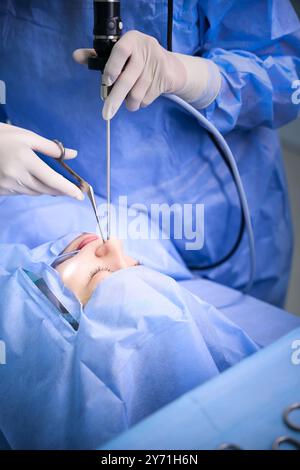 Der Klinikspezialist setzt während einer Operation moderne Technologien ein Stockfoto