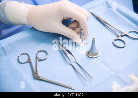 Der Klinikspezialist verwendet für die Bedienung spezielle Instrumente Stockfoto