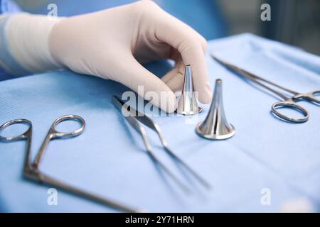 Spezialist verwendet einen professionellen Satz von Spezialwerkzeugen Stockfoto