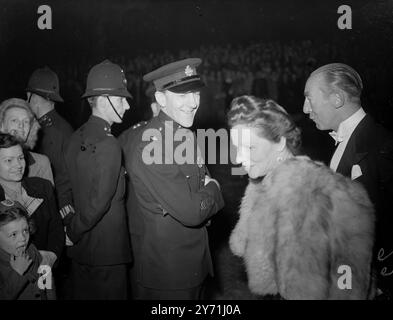 AUSZEICHNUNGEN FÜR DIE STARS die Filmstars MARGARET LOCKWOOD und JOHN MILLS sowie der Regisseur HERBERT WILCOX standen im Rampenlicht des Dorchester Hotel Tonight, als sie von LADY ROTHERMERE Daily Mail National Film Awards für 1947 erhielten. Es gab einen tollen Empfang für sie von Filmfans, als sie zur Zeremonie kamen, und eine zusätzliche Attraktion wurde durch die Anwesenheit von Carmen Miranda, Claude Rains und Fredric March geboten. Drei Millionen Wähler in der Nähe halfen zu der Entscheidung, dass MARGARET LOCKWOOD und JOHN MILLS die herausragenden Künstler des letzten Jahres waren und dass HERBERT WILCOX für seine ' cour' Stockfoto