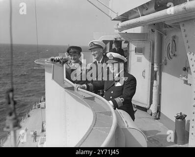 "ANSON ACADEMY" BRITISCHE SEELEUTE TRAINIEREN ÜBER WASSER mit einer Summe von 50 bis 80 Prozent der MARINEBUPPEN und jungen Seeleute hat das riesige Schlachtschiff H.M.S. ANSON die Rolle einer schwimmenden Marineschule für die Ausbildung der britischen Seeleute nach dem Krieg übernommen. Unter den Augen erfahrener Ausbilder werden die jungen Marinemänner zu hoch ausgebildeten Spezialisten in jedem Bereich des " stillen Dienstes " geformt DAS BILD ZEIGT: - Mr. Dugdale - Parlamentarier. Admiral . D. Orr-Ewing. DSO. Konteradmiral P.K. Enright. C.B.E. Mai 1948 . Stockfoto