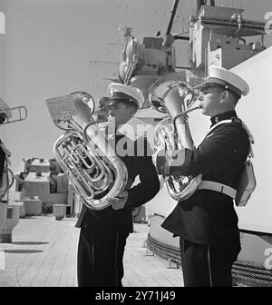 "ANSON ACADEMY" BRITISCHE SEELEUTE TRAINIEREN ÜBER WASSER mit einer Summe von 50 bis 80 Prozent der MARINEBUPPEN und jungen Seeleute hat das riesige Schlachtschiff H.M.S. ANSON die Rolle einer schwimmenden Marineschule für die Ausbildung der britischen Seeleute nach dem Krieg übernommen. Unter den Augen erfahrener Ausbilder werden die jungen Marinemänner zu hoch ausgebildeten Spezialisten in jedem Bereich des " stillen Dienstes " geformt Mai 1948 . Stockfoto