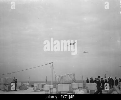 "ANSON ACADEMY" BRITISCHE SEELEUTE TRAINIEREN ÜBER WASSER mit einer Summe von 50 bis 80 Prozent der MARINEBUPPEN und jungen Seeleute hat das riesige Schlachtschiff H.M.S. ANSON die Rolle einer schwimmenden Marineschule für die Ausbildung der britischen Seeleute nach dem Krieg übernommen. Unter den Augen erfahrener Ausbilder werden die jungen Marinemänner zu hoch ausgebildeten Spezialisten in jedem Bereich des " stillen Dienstes " geformt. Mai 1948 . Stockfoto