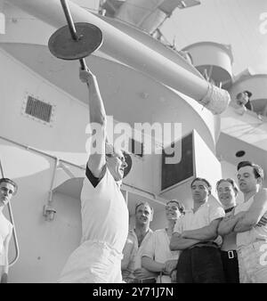 "ANSON ACADEMY" BRITISCHE SEELEUTE TRAINIEREN ÜBER WASSER mit einer Summe von 50 bis 80 Prozent der MARINEBUPPEN und jungen Seeleute hat das riesige Schlachtschiff H.M.S. ANSON die Rolle einer schwimmenden Marineschule für die Ausbildung der britischen Seeleute nach dem Krieg übernommen. Unter den Augen erfahrener Ausbilder werden die jungen Marinemänner zu hoch ausgebildeten Spezialisten in jedem Bereich des " stillen Dienstes " geformt Mai 1948 . Stockfoto