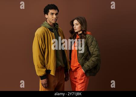 Ein stilvolles junges Paar zeigt herbstliche Mode mit auffälligen Farben und Trends und strahlt Wärme aus. Stockfoto