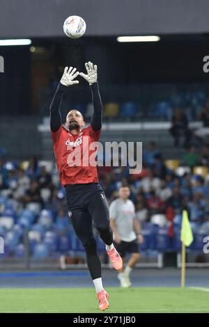 Neapel, Italien. September 2024. Elia Caprile vom SSC Napoli wärmt sich vor dem Coppa Italia Freccia Rossa Spiel zwischen SSC Napoli und Palermo FC auf. Neapel gewinnt mit 5:0. (Foto von Agostino Gemito/Pacific Press) Credit: Pacific Press Media Production Corp./Alamy Live News Stockfoto