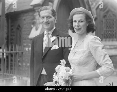 ISS RHONA WOOD VERMÄHLT MR . J . PEYTON-JONES die Hochzeit der siebenundzwanzigjährigen Miss RHONA WOOD Tochter des verstorbenen Mr. Edmund Wood und Mr. JEREMY PEYTON-JONES Verwandter von Lord Tweedsmuir fand in St. Michael's chester Square, London, heute. Die Braut, deren Vater kürzlich starb, wurde von ihrem Großvater, dem 91-jährigen Sir John Wood, verschenkt. DAS BILD ZEIGT:- " Klassische Braut " die lächelnde Braut trägt ein traditionelles Hochzeitskleid mit rechteckigem Ausschnitt , als sie nach der heutigen Zeremonie mit ihrem Bräutigam verlässt . Mai 1948 Stockfoto