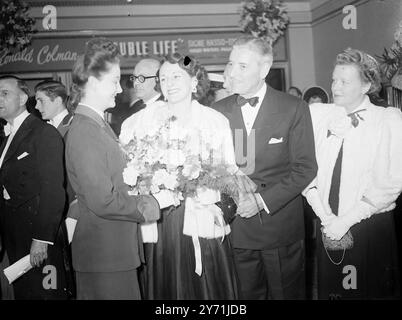 A DOUBLE LIFE ACADEMY AWARD GEWINNER PREMIERE der mit dem Academy Award ausgezeichnete Film " A Double Life " . Die britische Premiere erhielt heute Abend im Leicester Square Theatre in London und der gebürtige britische Star RONALD COLMAN kam nach 15 Jahren nach Hause, um an der Aufführung teilzunehmen. COLMAN, der einen Schauspieler spielt, der von seiner Rolle Othello besessen ist, gewann einen Oscar für seine Arbeit im Film. Er wurde von seiner Schauspielerin BENITA HUME begleitet. DAS BILD ZEIGT:- "Hausleben" Eine lächelnde MRS. COLMAN ( Benita Hume ) hält ihren Präsentationsstrauß, wie sie mit Ehemann RONALD COLMAN im Thi abgebildet ist Stockfoto