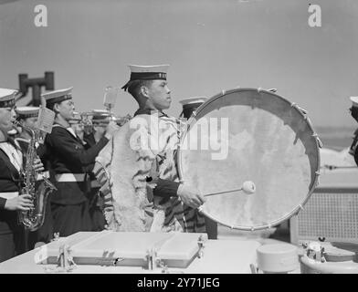 BRITISCHE SCHIFFE FAHREN ZUR CHINESISCHEN MARINE. Eine beeindruckende Zeremonie fand heute in portsmouth statt, als der 5.270 Tonnen schwere britische Kreuzer H.M.S. AURORA und der Zerstörer der Jagdklasse H.M.S. MENDIP DER chinesischen Marine übergeben wurden. Als die weiße Fähnrich an Bord der H.M.S. AURORA niedriger war , schlug eine chinesische Band " God Save the King " auf und die chinesische Flagge wurde gehisst . H.M.S. AURORA war Teil einer Patrouilleneinheit, die der italienischen Flotte im Mittelmeer schwere Verluste zufügte. DAS BILD ZEIGT: "Geh nach Osten, junger Mann." - Der chinesische Schlagzeuger der Band parierte an Bord der HMS AURORA AT Stockfoto