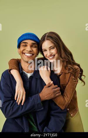 Ein stilvolles Paar genießt einen fröhlichen Moment zusammen und präsentiert seine herbstlichen Outfits mit Wärme. Stockfoto