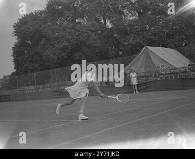 "WIMBLEDON PREVIEW" WIGHTMAN CUP TRIALS IN SURBITON. Die Lawn Tennis Association hat heute mehrere namhafte Spielerinnen zu den Wightman Cup Trials in den ersten beiden Tagen des Surbiton Jahresturniers eingeladen , das heute eröffnet wird . DAS BILD ZEIGT :-' Hilton-schlägt aus ' MRS. BETTY HILTON wird von der Kamera "angehalten ", während der Doubles Trials in Surbiton. Frau . Hilton war Partner von Mrs. EWA . Bostock . Mai 1948 Stockfoto