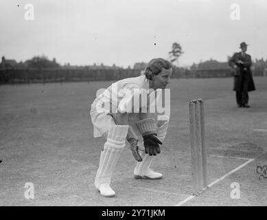 "FRAUEN IM WICKET" ENGLANDS CRICKETSPIELERINNEN TRAINIEREN. Englands Cricketerinnen sind hart an der Arbeit in Watford und kommen auf Tournee . Die Damen werden die große blonde Molly Hide aus Haslemere sein , während GRACE MORGAN hinter den Stümpfen steht . DAS BILD ZEIGT :- " IN DEN HÄNDEN VON GRACE " GRACE MORGAN wird während des Trainings in Watford für die England-Tour durch Australien hinter dem Wicket gesetzt . Das Team wird im Herbst abreisen . Mai 1948 Stockfoto