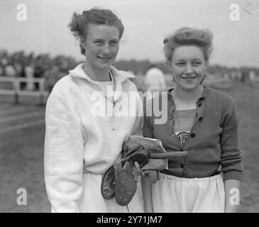 Die Polytechnischen Harriers hielten die TROPHÄEN " SWARD " im Quintin Hogg Memorial Ground in Chiswick ab . An den Sonderveranstaltungen nahmen viele "Possibles " der Olympischen Spiele Teil . DAS BILD ZEIGT:- Maureen Gardner und J . Royce Mai 1948 Stockfoto