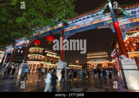 Peking, China. September 2024. Touristen besuchen die Qianmen-Straße und den Pfeilturm des Zhengyang-Tors in Peking, der Hauptstadt Chinas, 26. September 2024. Peking wird vom 29. September bis 7. Oktober über 2.800 Nachtbeleuchtungsanlagen aktivieren, um den 75. Jahrestag der Gründung der Volksrepublik China zu feiern. Verbesserte Beleuchtungseffekte werden auf Wahrzeichen entlang der Pekinger Zentralachse angewendet, wie das Yongding-Tor und die Glocken- und Trommeltürme für den bevorstehenden Nationalfeiertag. Quelle: Ju Huanzong/Xinhua/Alamy Live News Stockfoto