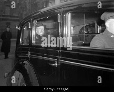 DER CHEF DES KAISERLICHEN GENERALSTABS GRATULIERT DER KÖNIGLICHEN MUTTER. Unter den Anrufern im Buckingham Palace , London , um Prinzessin Elizabeth zur Geburt ihres Sohnes , des zweiten Thronfolgers , Glückwunschbotschaften zu überreichen , war GENERAL SIR WILLIAM JOSEPH SLIM , Chef des kaiserlichen Generalstabs . DAS BILD ZEIGT:- GENERAL SLIM verlässt den Buckingham Palace. 15. November 1948 Stockfoto