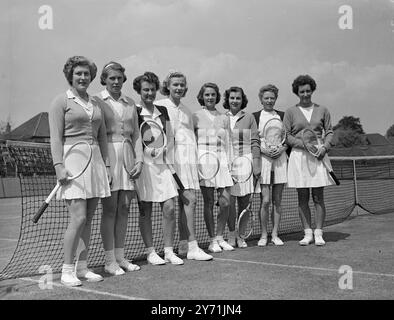 "WIMBLEDON PREVIEW" WIGHTMAN CUP TRIALS IN SURBITON. Die Lawn Tennis Association hat heute mehrere namhafte Spielerinnen zu den Wightman Cup Trials in den ersten beiden Tagen des Surbiton Jahresturniers eingeladen , das heute eröffnet wird . DAS BILD ZEIGT :- von links nach rechts Mrs . EWA . BOSTOCK ; FRAU . EW . DAWSON - SCOTT ; FRAU . BE . HILTON, MISS JOY GANNON, MRS. M . MENZIES ; FRAU . WCJ . HALFORD ; MISS PJ . CURRY und MRS. MOLLY BLAIR , die alle das L angenommen haben . T . A . Einladung , in Surbiton . Stockfoto