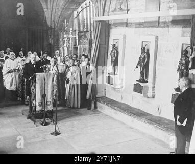 "WIR ERINNERN UNS AN SIE " GEDENKSTÄTTE FÜR DIE GEFALLENEN ENTHÜLLT . Heute fand in den Kreuzgängen der Westminster Abbey eine bewegende Zeremonie statt, als Herr eine Gedenkfeier für die Gefallenen der Kommandos und Luftlandeeinheiten des Zweiten Weltkriegs und für die Männer der U-Boot-Seefahrzeuge beider Weltkriege enthüllt hat . WINSTON CHURCHILL . Die beeindruckende Versammlung umfasste viele V . C . S, die im Zweiten Weltkrieg ihr Leben verloren haben. DAS BILD ZEIGT :- " IN GALANTER GESELLSCHAFT " MR . WINSTON CHURCHILL , M . S . , Weiht das Combined Services Memorial , nachdem er es heute in Westminster Abbey vervollständigt hat. Die Thre Stockfoto