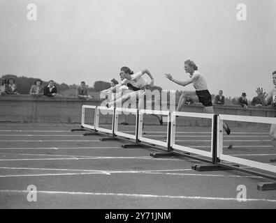 "OLYMPISCHE SPIELE - TESTSPIELE " " SWARD " TROPHÄENTREFFEN . Das Polytechnic Harris hielt das Sward Trophy Meeting im Quintin Hogg Memorial Ground in Chiswick ab . Viele nahmen an den Sonderveranstaltungen Teil . DAS BILD ZEIGT :- " Gewinnerstil " Miss MAUREEN GARDNER , die der Kamera am nächsten ist , springt perfekt an der ersten Hürde , als sie das 80 Meter Womens Invitation Hürdle Race in Chiswick gewann . Miss GARDNER brach ihren eigenen britischen 80-Meter-Hürdenrekord , der im Dezember 1947 aufgestellt wurde . Mai 1948 Stockfoto