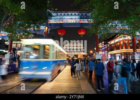 Peking, China. September 2024. Touristen besuchen die Qianmen-Straße und den Pfeilturm des Zhengyang-Tors in Peking, der Hauptstadt Chinas, 26. September 2024. Peking wird vom 29. September bis 7. Oktober über 2.800 Nachtbeleuchtungsanlagen aktivieren, um den 75. Jahrestag der Gründung der Volksrepublik China zu feiern. Verbesserte Beleuchtungseffekte werden auf Wahrzeichen entlang der Pekinger Zentralachse angewendet, wie das Yongding-Tor und die Glocken- und Trommeltürme für den bevorstehenden Nationalfeiertag. Quelle: Ju Huanzong/Xinhua/Alamy Live News Stockfoto