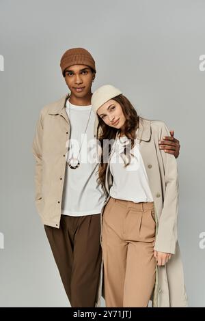 Ein modisches Paar mit herbstlicher Atmosphäre posiert warm und zeigt lebendige Outfits und Liebe. Stockfoto