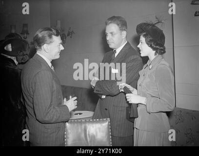 ZUGEHÖRIGE BRITISCHE BILDER PRESSEEMPFANG von links nach rechts:  MILTON DEANE im Gespräch mit Mr . Und Frau JACK M. WARNER , beim Empfang der Associated British Pictures Press im Ungarischen Restaurant in London . 18. November 1948 Stockfoto