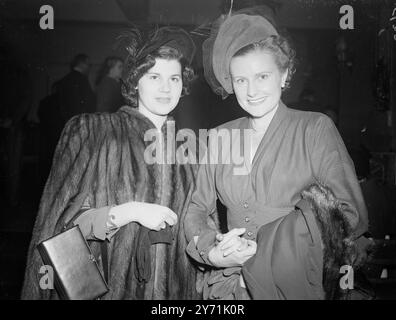 ASSOCIATED BRITISH PICTURES PRESSEEMPFANG Mrs. JACK WARNER und Mrs. ARTHUR ABELES, Frau des Managers Warner Brothers, Great British Pictures Presseempfang im Hungaria Restaurant, Lower Regent Street, London. 18. November 1948 Stockfoto