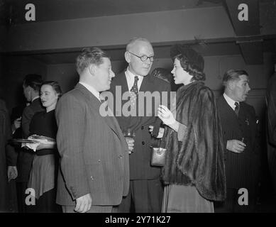 ZUGEHÖRIGE BRITISCHE BILDER PRESSEEMPFANG von links nach rechts: Mr. J.R. WALLIS Studio Chief, Welwyn , unterhielt sich mit Mr. VAUGHAN DEANE und Mrs. JACK M WARNER beim Presseempfang im Hungaria Restaurant in London . 18. November 1948 Stockfoto