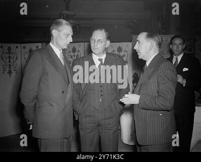 ASSOCIATED BRITISH PICTURES PRESSEEMPFANG Sir PHILIP WARNER (links) mit Dr. ERIC FLETCHER M.P. und ROBERT CLARK (rechts) , Leiter der Produktion Associated British Pictures , beim Presseempfang im Hungaria Restaurant in London . 18. November 1948 Stockfoto