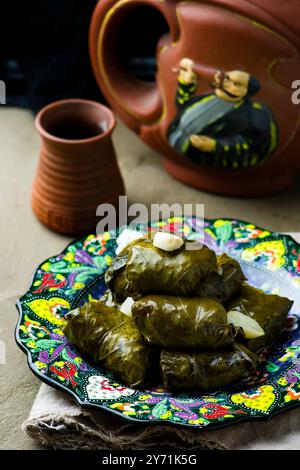 Dolma aus Traubenblättern. Rustikaler Stil. Selektiver Fokus Stockfoto