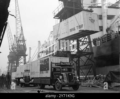 ROYAL CARS GEHEN AN BORD FÜR ROYAL TOUR verpackt in Kisten, die speziell für die Royal Tour of New Zealand gebaut wurden Anfang nächsten Jahres, wurden an Bord der Hororata in Royal Albert Docks in London hochgehoben . Das Schiff wird am 24. November nach Neuseeland abfahren , die Autos werden mit der Royal Crown beschriftet sein und, wenn es von der Royal Party benutzt wird , mit dem Standard wie der Custom fliegen . Stockfoto