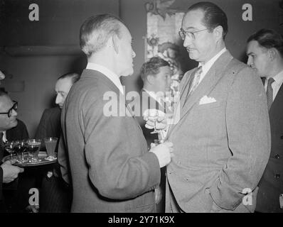 ASSOCIATED BRITISH PICTURE Company C.J. LATTA , Managing Director ( rechts) Associated British Picture Company , und PETER BURMUP , Editor von Motion Pictures Herald , beim Associated British Pictures Press Reception im Hungaria Restaurant , Lower Regent Street , London . 18. November 1948 Stockfoto