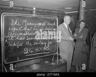 'QUEEN ELIZABETH' CREW WALK-FF WAHRSCHEINLICH NACH MORROW Ein Walk-off von drei bis vierhundert der Crew des Cunard White Star-Linienschiffes 'Queen Elizabeth' , der sich bereits um drei Tage durch den Streik von Langshoremannen in New York verzögert hat und das Linienschiff mit etwa 000 Passagieren an Bord daran hinderte, Southampton am Mittag zu verlassen. Die Männer waren zu einem Treffen in einem nahe gelegenen Park gegangen, wo ein lokaler Beamter der National Union of Seamen sagte, sie hätten Angst, von amerikanischen Dockern verprügelt zu werden. Nach einer Sitzung, bei der eine Deputation ernannt wurde Stockfoto